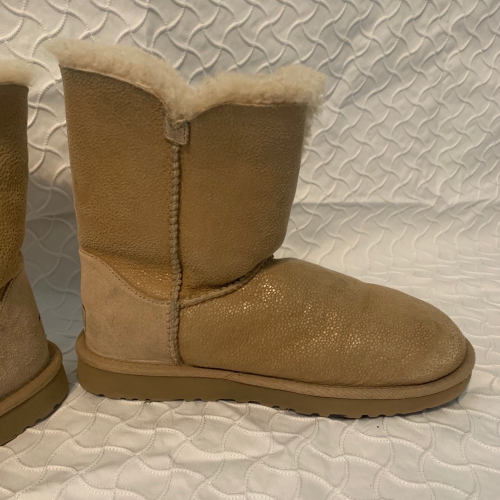 Ugg Bailey button short boot size 9, tan - Picture 8 of 9